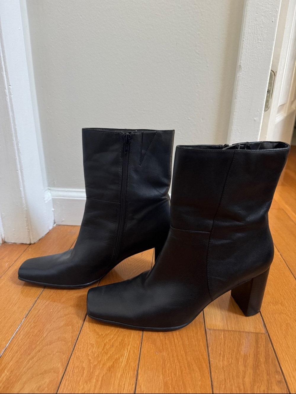 BANDOLINO / Women's Black Leather Block Heel Boots - Picture 2 of 8